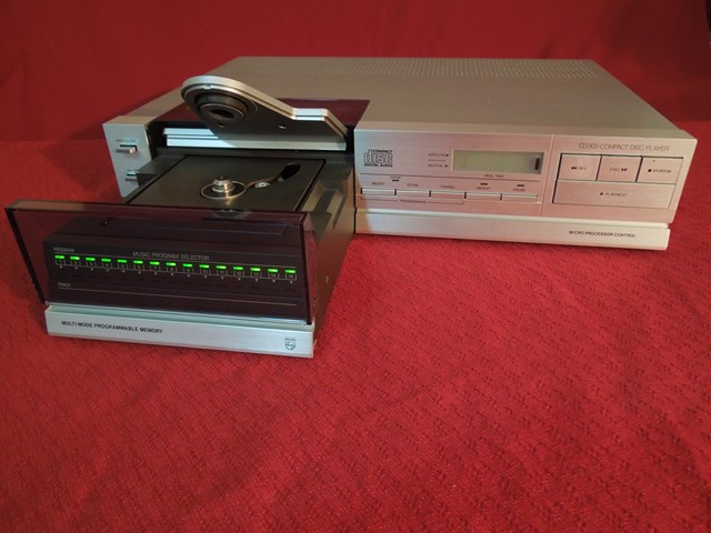 Philips CD303 Rozmery: 420 x 80 x 300 mm Hmotnosť: 8 kg Rok: 1984
