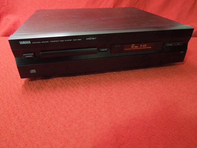 Yamaha CDX-993 rok 1998-99 Rozmery: 435 x 117 x 388 mm Hmotnosť: 9,6 kg