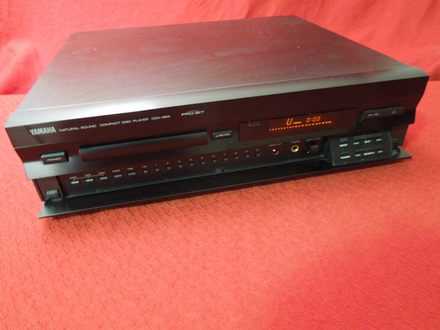 Yamaha CDX-993 rok 1998-99 Rozmery: 435 x 117 x 388 mm Hmotnosť: 9,6 kg.