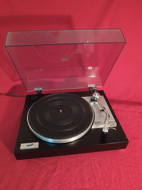 Yamaha YP-211 Rozmery: 435 x 150 x 361 mm Hmotnosť: 6 kg